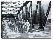 หน่วยทหารไทย กำลังเดินข้ามสะพานรถไฟจุฬาลงกรณ์ อ.เมือง จ.ราชบุรี ในสมัยสงครามโลกครั้งที่ 2 