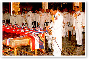 พระบาทสมเด็จพระเจ้าอยู่หัวทรงประกอบพระราชพิธีตรึงหมุดธงไชยเฉลิมพล ในพระอุโบสถวัดพระศรีรัตนศาสดาราม